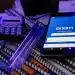 Celular com o aplicativo do Enem aberto sobre cadernos e materiais de estudo, representando a preparação para o Enem 2026