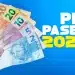 Mão segurando notas de real brasileiras com o texto PIS Pasep 2026, ilustrando o calendário de pagamentos do ressarcimento das cotas