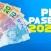 Notas de real sendo seguradas por uma mão representando pagamento do ressarcimento PIS/Pasep disponível em abril