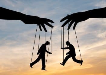Ilustração conceitual de um manipulador controlando uma marionete, com silhuetas de figuras humanas sendo controladas por mãos grandes e poderosas ao fundo, simbolizando controle e manipulação.