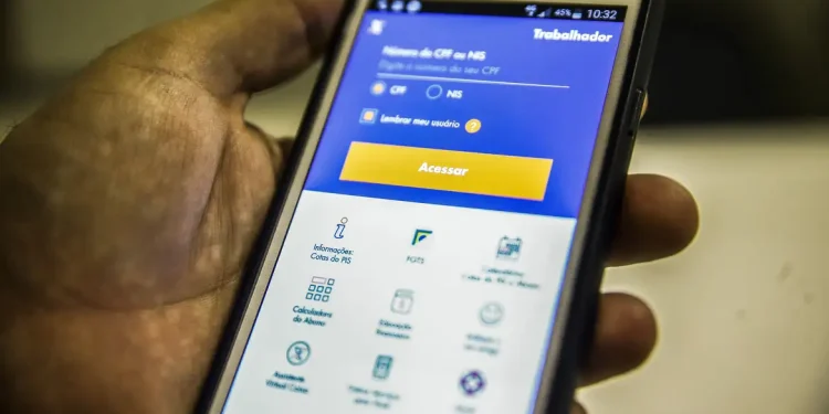 Mão segurando smartphone Samsung com aplicativo do trabalhador aberto, mostrando tela de acesso ao FGTS com campo para CPF ou NIS