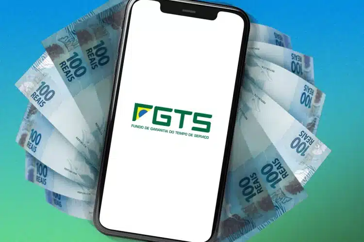Celular exibindo tela do FGTS apoiado em notas de 100 reais abertas em leque