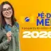 Jovem sorridente de óculos e mochila posa em frente ao banner do Pé-de-Meia 2026