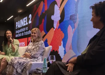 Mulheres em painel de debate sobre desigualdade no mercado de trabalho, mostrando que a rivalidade feminina pode ser substituída pelo diálogo e pela sororidade