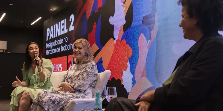 Mulheres em painel de debate sobre desigualdade no mercado de trabalho, mostrando que a rivalidade feminina pode ser substituída pelo diálogo e pela sororidade