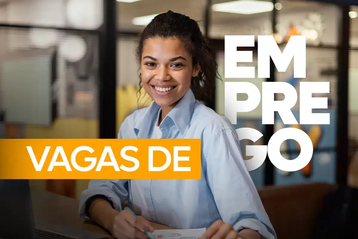 Mulher jovem sorridente em um escritório moderno com a frase "Vagas de Emprego" em letras grandes brancas e amarelas sobre a imagem.