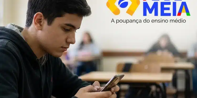 Estudante do ensino médio usando celular em sala de aula, com o logo do programa Pé-de-Meia ao lado, representando o aviso do MEC para alunos que não acessaram o benefício.