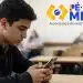 Estudante do ensino médio usando celular em sala de aula, com o logo do programa Pé-de-Meia ao lado, representando o aviso do MEC para alunos que não acessaram o benefício.