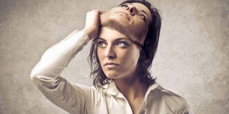 Mulher retirando máscara simbolizando manipulação emocional e falsidade escondida em atitudes aparentemente sinceras.