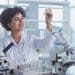 Jovem biomédica em laboratório.