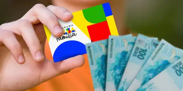 Cartão do Bolsa Família 2026 em mãos, com notas de R$ 100 ao fundo.