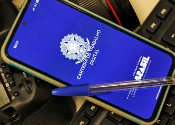 Imagem mostrando a carteira de trabalho digital do Brasil em um smartphone, simbolizando o contexto da aprovação da PEC sobre o fim da jornada de trabalho 6x1 na CCJ.