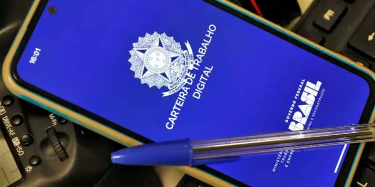 Imagem mostrando a carteira de trabalho digital do Brasil em um smartphone, simbolizando o contexto da aprovação da PEC sobre o fim da jornada de trabalho 6x1 na CCJ.