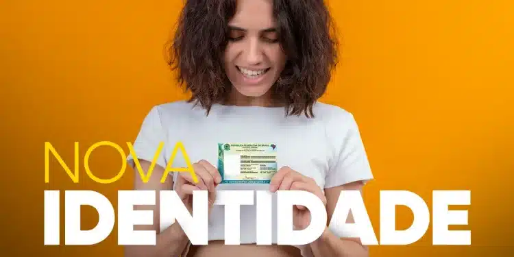 Pessoa segurando a nova carteira de identidade brasileira destacando prazo de atualização até 30 de abril.