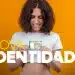 Pessoa segurando a nova carteira de identidade brasileira destacando prazo de atualização até 30 de abril.