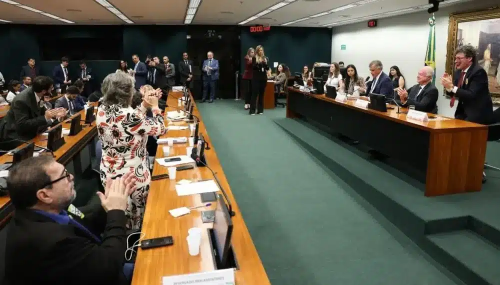 Momento de aplausos durante a aprovação da PEC sobre a redução da jornada de trabalho na Comissão de Constituição e Justiça da Câmara dos Deputados.