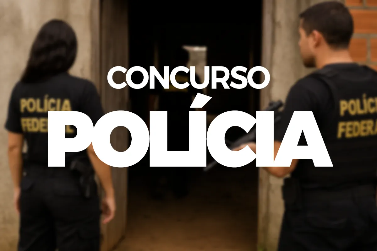 Dois agentes da Polícia Federal de costas com uniforme preto e armas durante operação em ambiente externo.