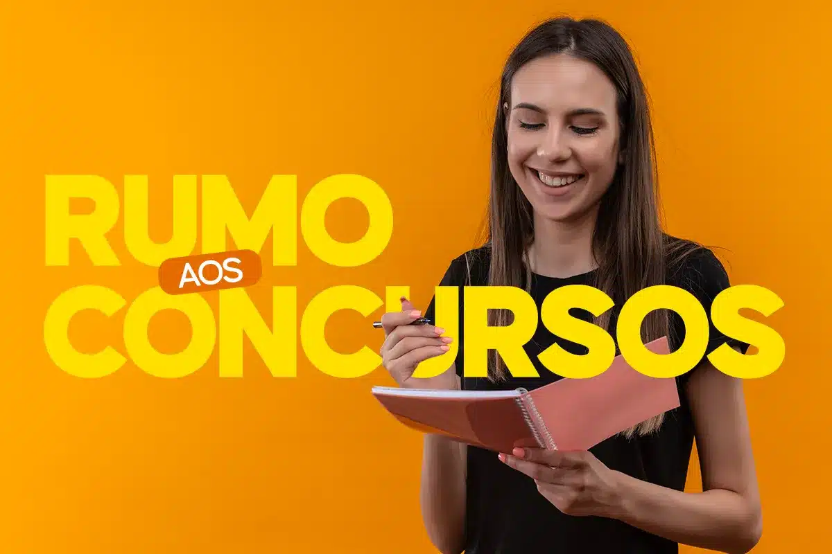 Mulher sorrindo enquanto faz anotações ao lado do nome "Rumo aos concursos".