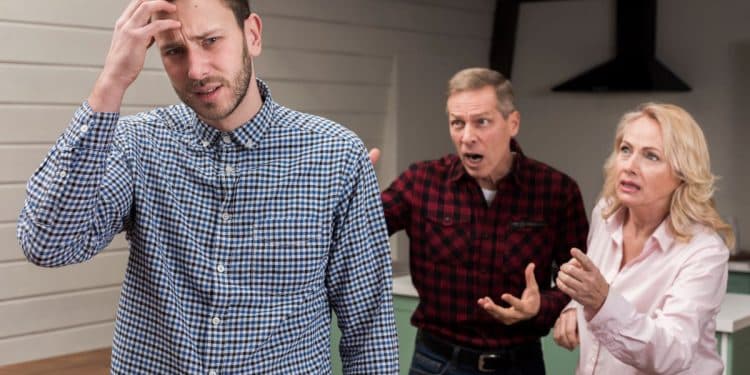 Filho estressado ignora pais que discutem.