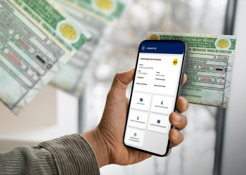 Pessoa segurando celular com aplicativo CNH do Brasil aberto mostrando dados da habilitação e serviços disponíveis.