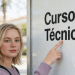 Jovem apontando para o nome "Cursos Técnicos".