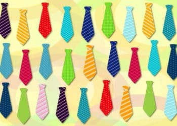 Coleção de 27 gravatas coloridas com padrões listrados e bolinhas sobre fundo amarelo pastel