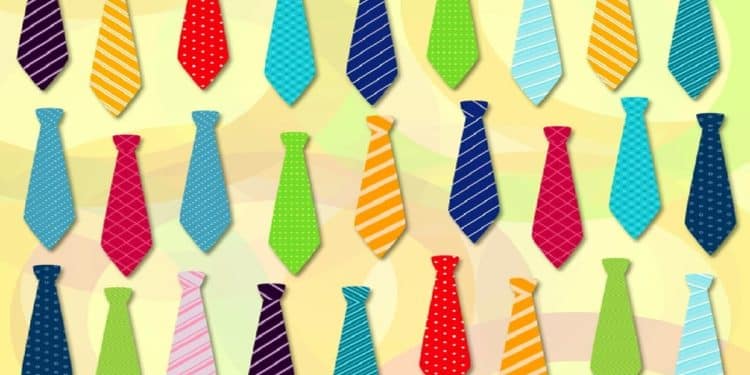 Coleção de 27 gravatas coloridas com padrões listrados e bolinhas sobre fundo amarelo pastel