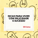 Quadro branco com texto "Dicas para viver com felicidade e sucesso" atribuído a Bill Gates sobre fundo amarelo com lâmpadas.