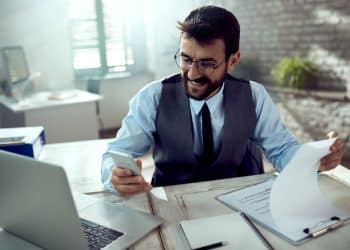 Profissional de escritório analisando relatórios, simbolizando mudanças no setor bancário devido à revolução digital.