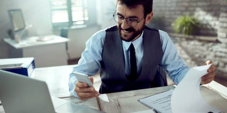 Profissional de escritório analisando relatórios, simbolizando mudanças no setor bancário devido à revolução digital.