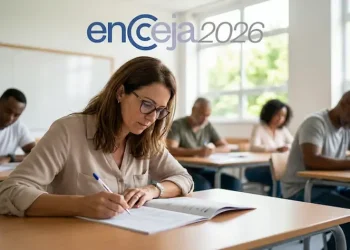 Participantes do Encceja 2026 realizando a prova, com foco e concentração.