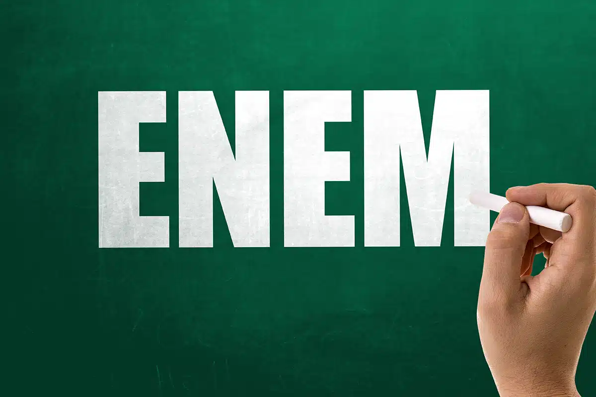 Palavra Enem escrita em quadro verde simbolizando o exame nacional do ensino médio.