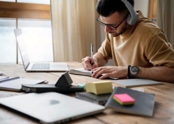 Homem estudando em sua casa.