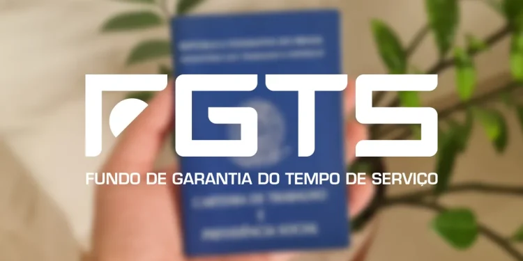 Carteira de trabalho brasileira representando o FGTS e direitos trabalhistas em caso de demissão.