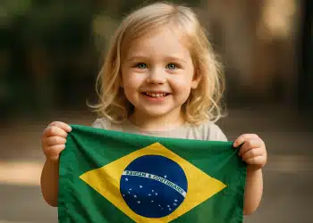 Criança feliz com bandeira do Brasil.