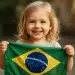 Criança feliz com bandeira do Brasil.