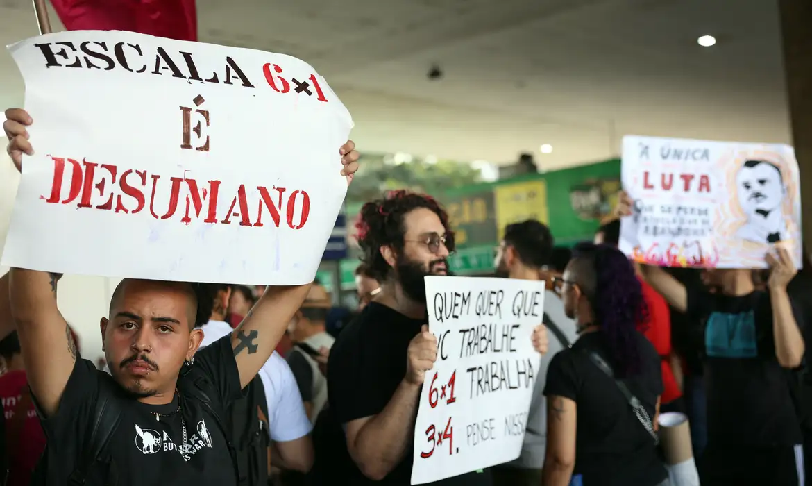 Protesto pelo fim da escala 6x1 reúne trabalhadores no Brasil.