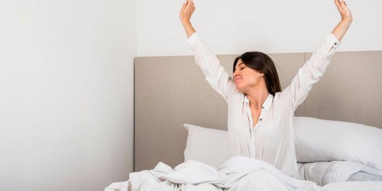 Mulher acordando.