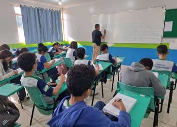 Alunos em sala de aula durante ensino médio em escola pública ligada à oferta de cursos técnicos gratuitos do governo.
