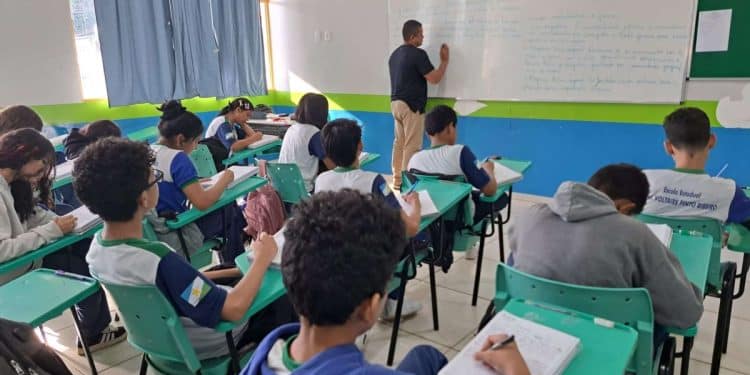 Alunos em sala de aula durante ensino médio em escola pública ligada à oferta de cursos técnicos gratuitos do governo.