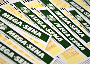 Cartões da Mega-Sena com informações sobre o prêmio acumulado de R$ 100 milhões e detalhes do próximo sorteio.