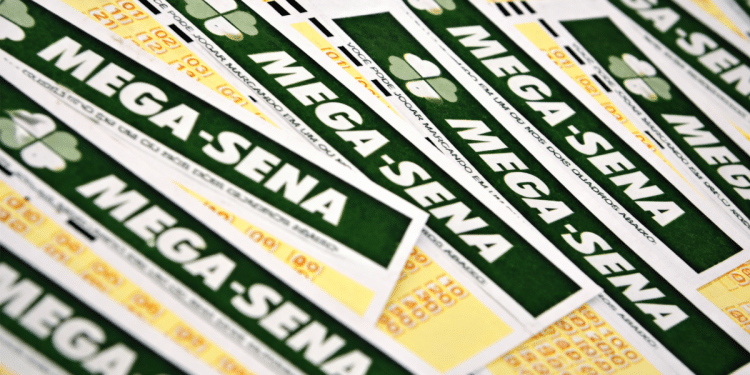 Cartões da Mega-Sena com informações sobre o prêmio acumulado de R$ 100 milhões e detalhes do próximo sorteio.