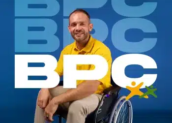 Cadeirante sorridente e nome "BPC" em destaque.
