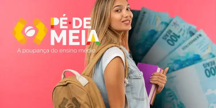 Jovem segurando livros e mochila à frente de cédulas de cem reais e logo do Pé-de-Meia.