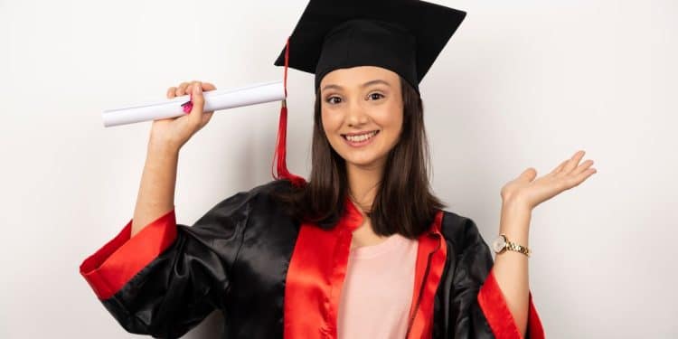 Jovem formanda celebra conquista do diploma com sorriso.