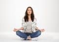 Mulher em posição de meditação.