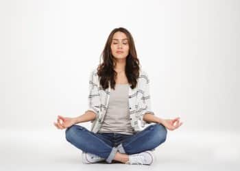 Mulher em posição de meditação.