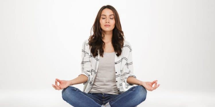 Mulher em posição de meditação.