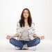 Mulher em posição de meditação.