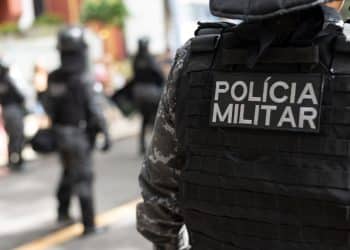 Polícia Militar brasileira em patrulhamento.